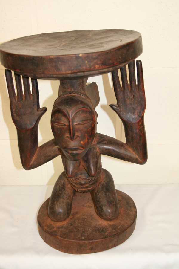 Hemba(cariatide), d`afrique : R.D.du Congo, statuette Hemba(cariatide), masque ancien africain Hemba(cariatide), art du R.D.du Congo - Art Africain, collection privées Belgique. Statue africaine de la tribu des Hemba(cariatide), provenant du R.D.du Congo,   1614: Tabouret  caryatide Hemba utilisé par le fumu mwalo durant les réunions.La h.45cm. le diam.28cm.Se rapproche fort du style Niembo.Femme assise à genoux,les mains et la tête soutenant le plateau.Le corps est scarifié,La coiffure fort stylisée portée en arrièreen forme de croix.
col.Minga)Milieu 20eme sc.. art,culture,masque,statue,statuette,pot,ivoire,exposition,expo,masque original,masques,statues,statuettes,pots,expositions,expo,masques originaux,collectionneur d`art,art africain,culture africaine,masque africain,statue africaine,statuette africaine,pot africain,ivoire africain,exposition africain,expo africain,masque origina africainl,masques africains,statues africaines,statuettes africaines,pots africains,expositions africaines,expo africaines,masques originaux  africains,collectionneur d`art africain